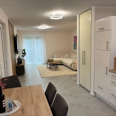 Appartement Ruhig Und Zentral Zwischen Koeln Und Duesseldorf ,nahe Schloss Dyck *